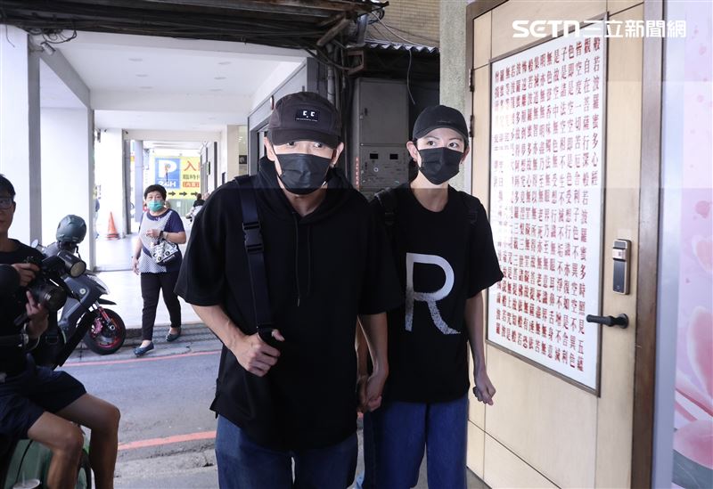 黃尚禾、李千娜致意