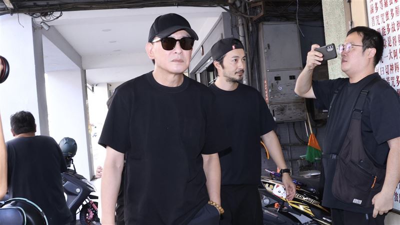 顏正國靈堂現場