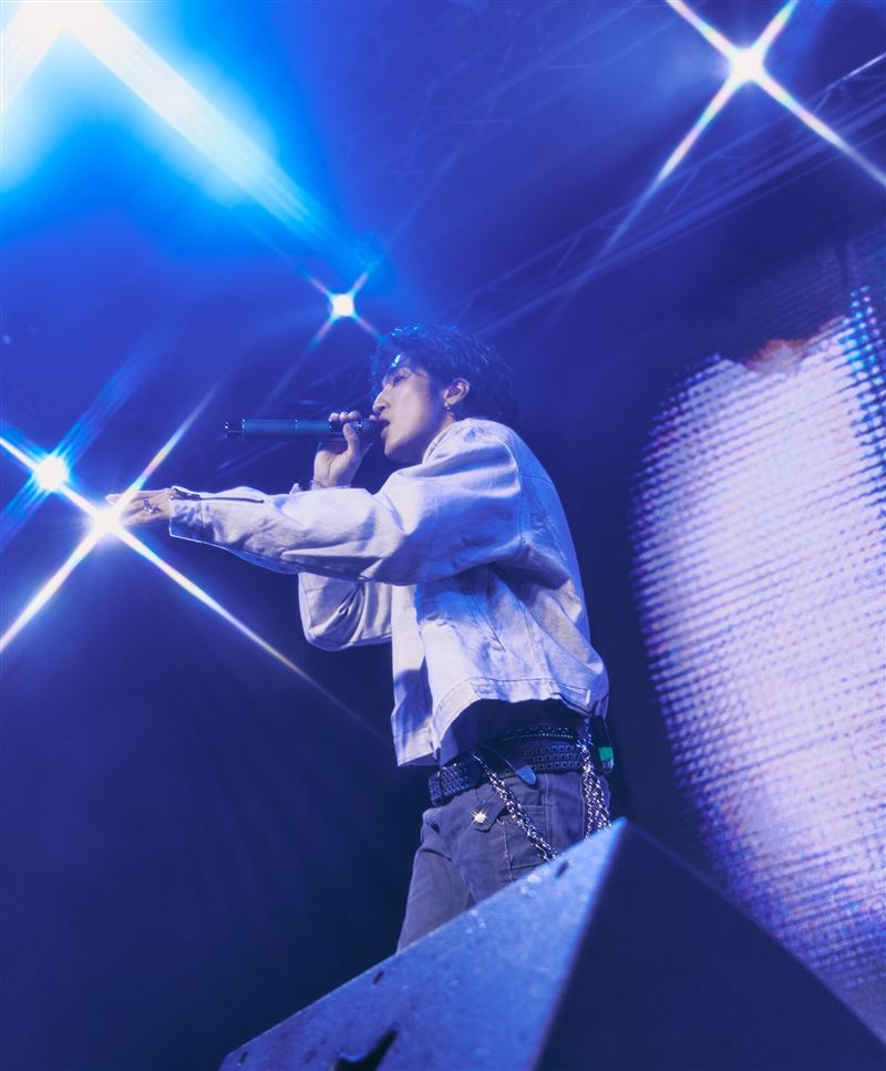 婁峻碩日前在台中開唱的畫面