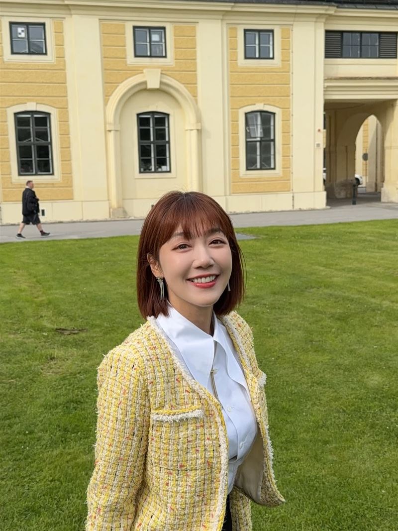 泱泱戴著米色漁夫帽投入救災