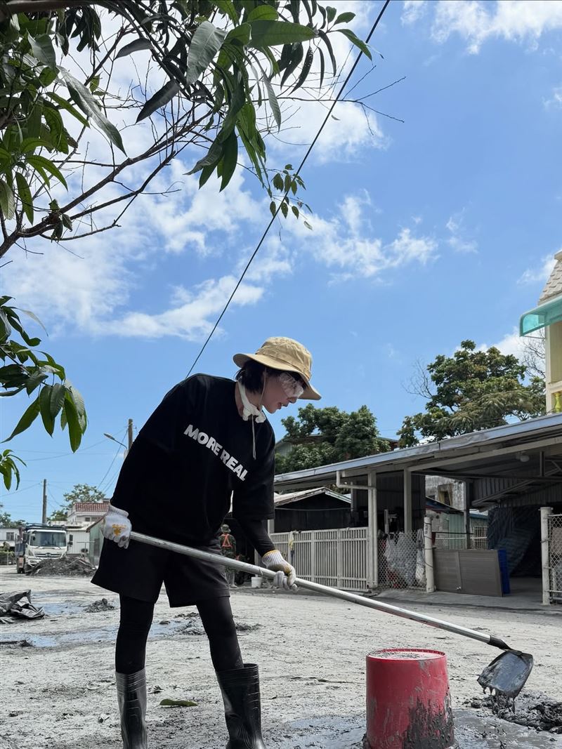 泱泱現場與救災人員合影