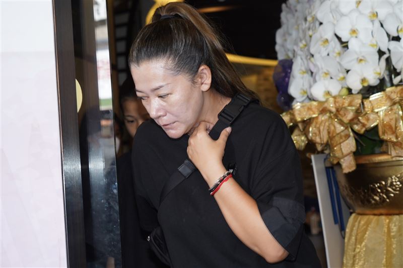 林珊如現身顏正國靈堂致意