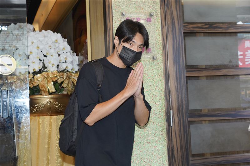 唐振剛一身黑前往顏正國靈堂致意