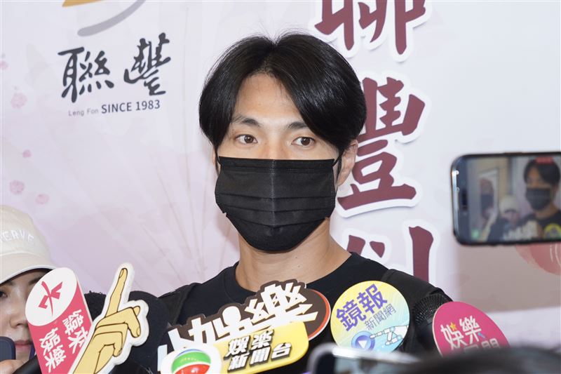 唐振剛在靈堂致意