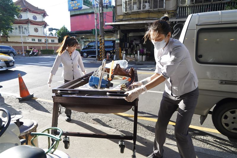 顏正國冥誕入殮