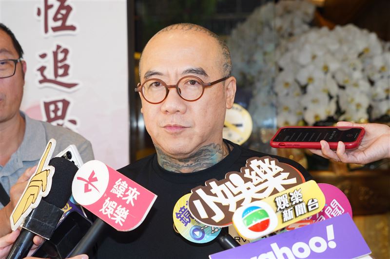 鋼鐵爸現身顏正國靈堂外受訪