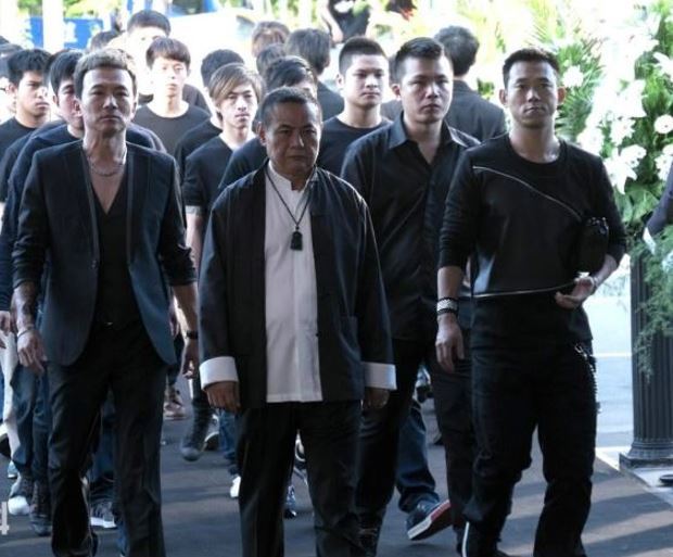 顏正國在角頭中的鏡頭，敬業神情