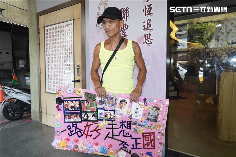 粉絲手作看板悼念