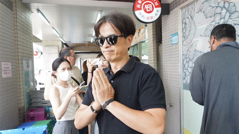 顏正國靈堂現場