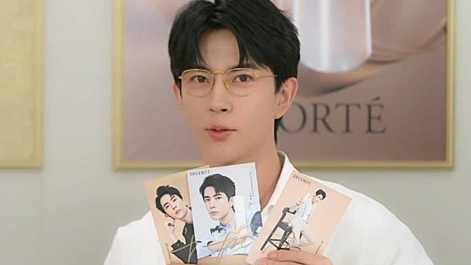 现场打卡照及舆论截图