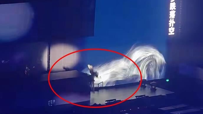 张靓颖跌落舞台