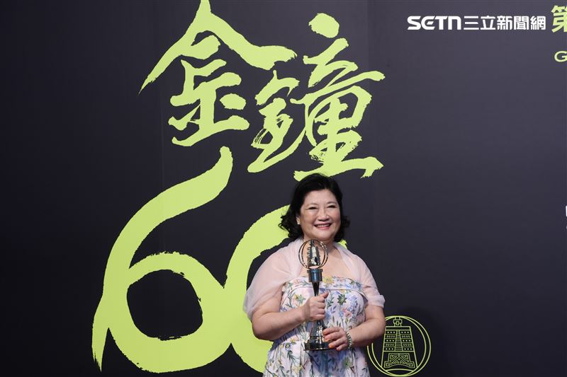 倪蓓蓓與家人與頒獎畫面