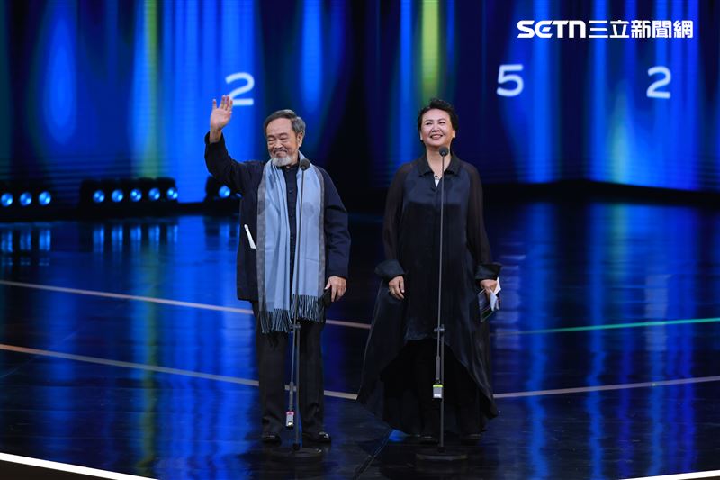 杜滿生與王琄同台頒獎（附圖）