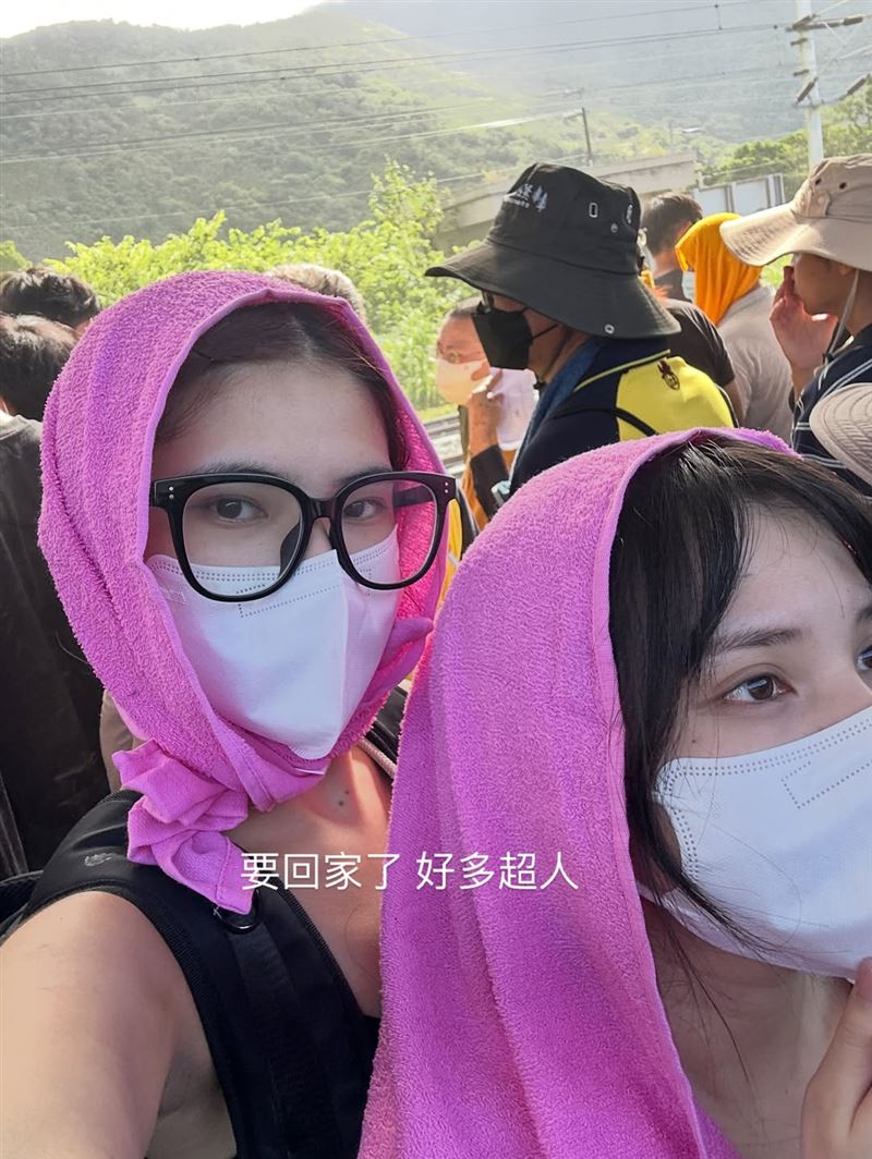 俐蓁與好友黑黑同場救災