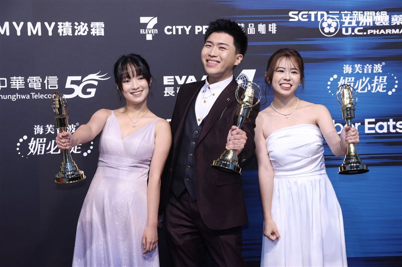 內克吳宇軒(中)奪下少年節目主持人獎帶學生一起上台,擊敗常勝軍屠潔