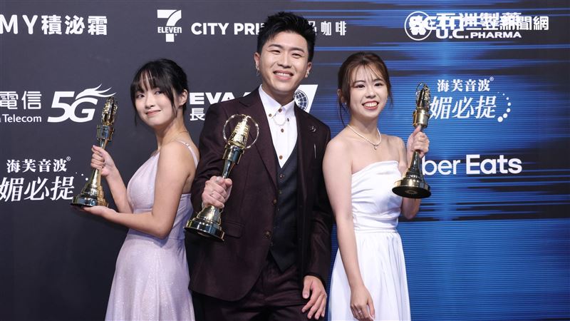 內克吳宇軒(中)奪下少年節目主持人獎帶學生一起上台