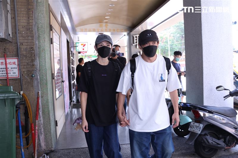 顏正國靈堂前的悼念場景