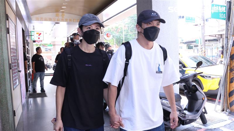 李千娜與黃尚禾前往顏正國靈堂