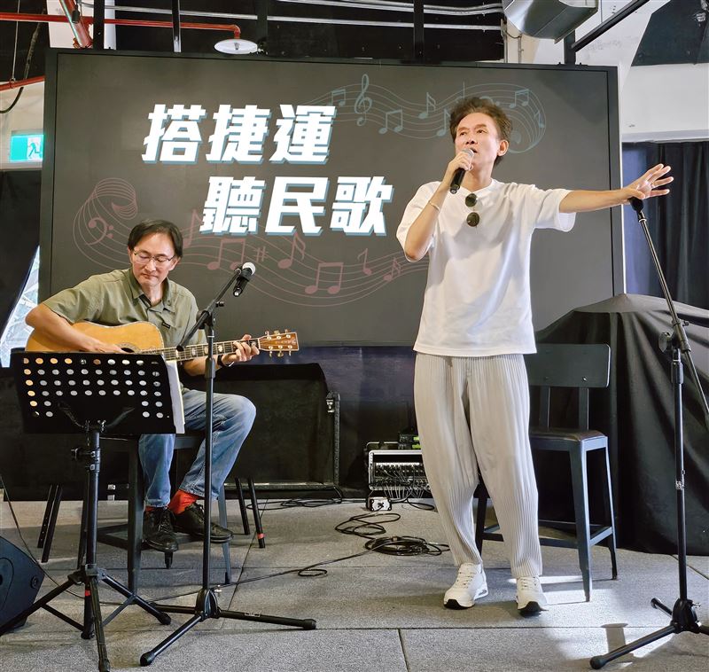 《搭捷運聽民歌》(右)蘇來、董運昌彩排。