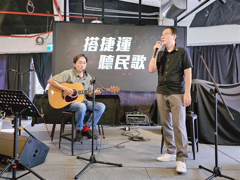 《搭捷運聽民歌》(左)董運昌、靳鐵章。
