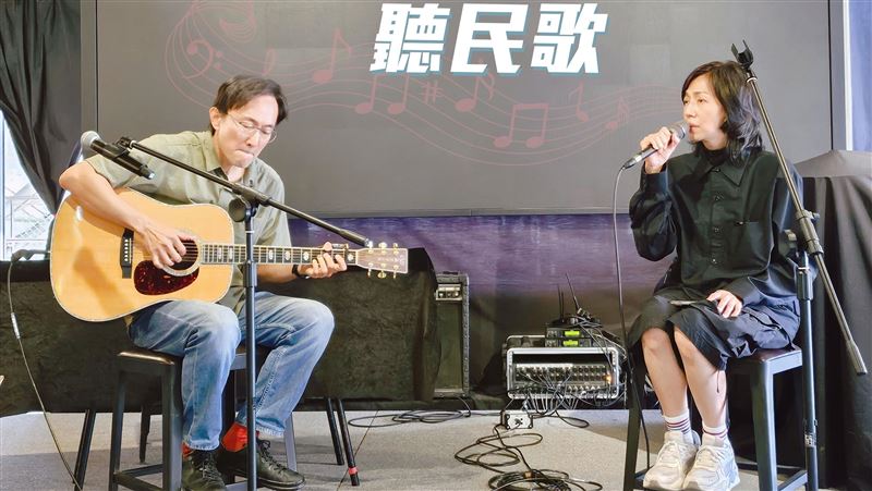 《搭捷運聽民歌》(左)董運昌、萬芳。
