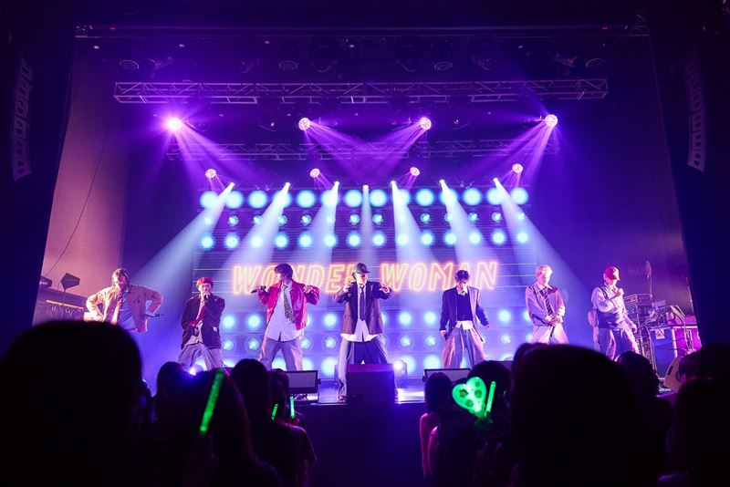 PSYCHIC FEVER七位成員在台上火力全開