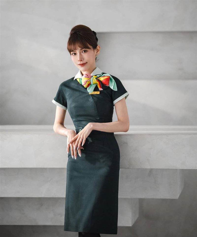 發發與敖犬在飛機上相識