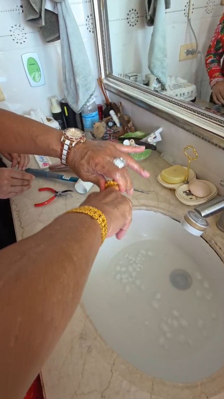 鑽戒和金戒指對撞,金戒變形