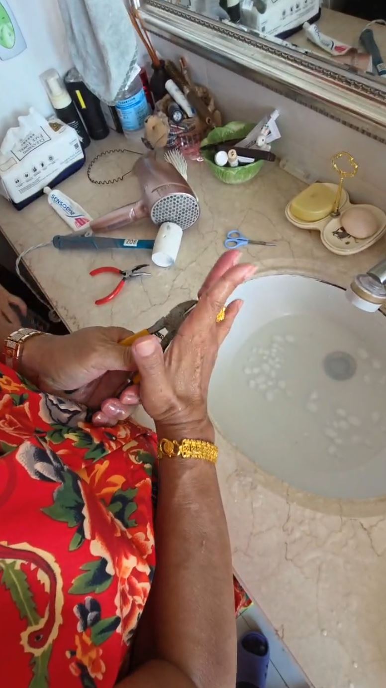 最後使用斜口鉗剪斷戒指