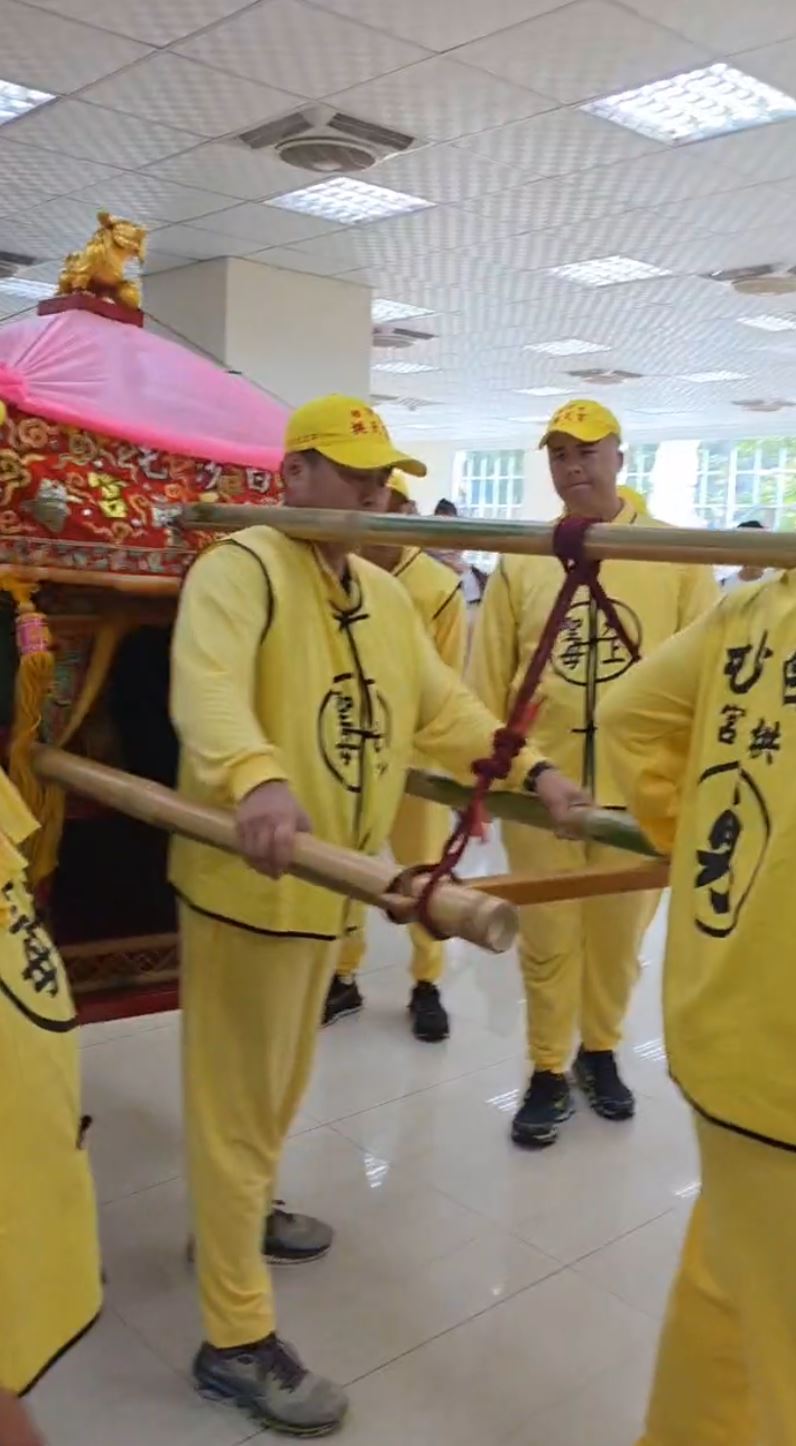 媽祖直奔2樓辦公室賜福