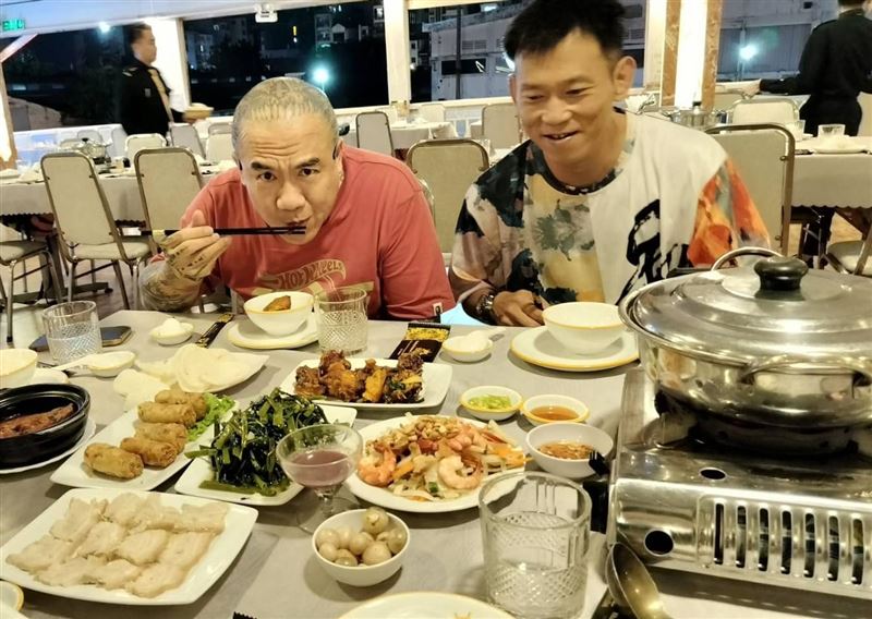 鋼鐵爸與顏正國情同手足