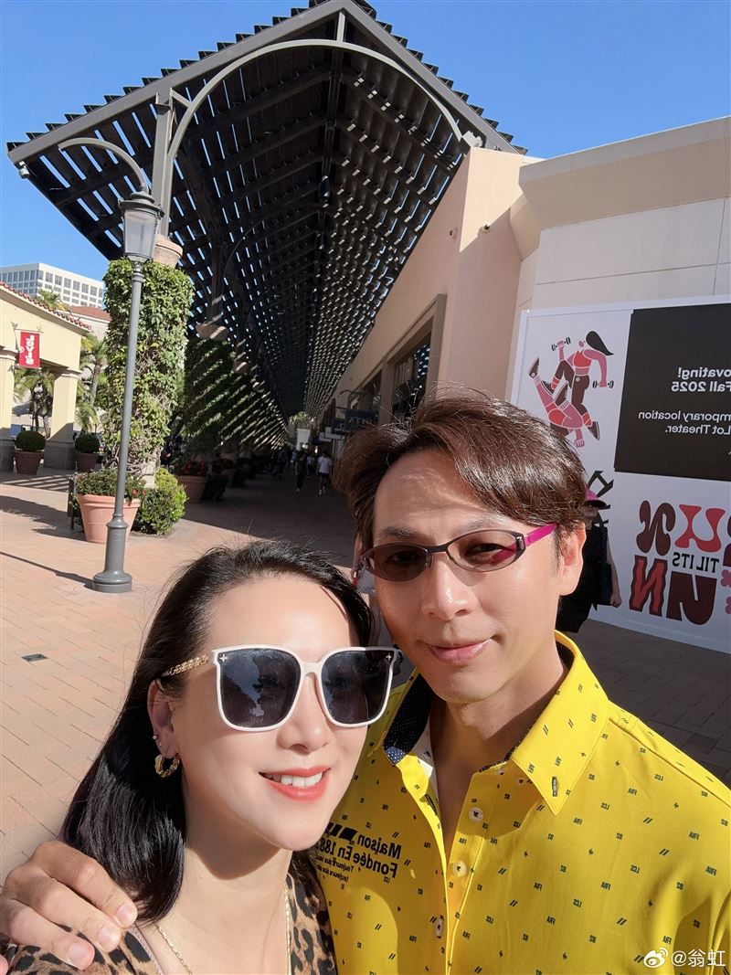 翁虹与刘冠廷洛杉矶合影甜蜜画面