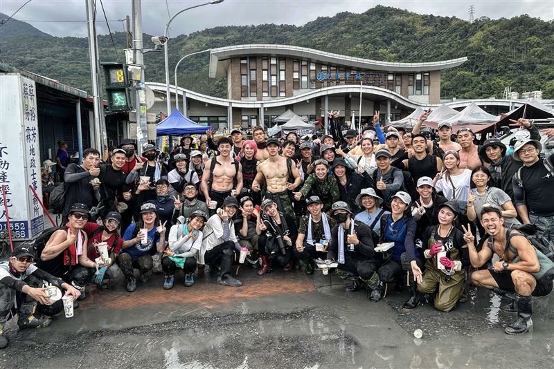 Rock號召近百人前往花蓮災區