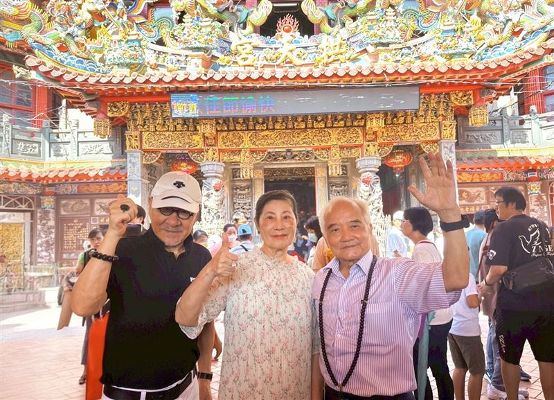 孫情與文平嫂參拜媽祖