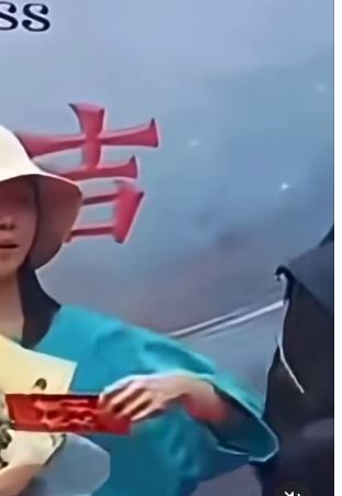 宋伊人背靠丁澤仁的对镜