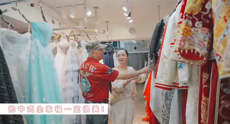 高欣欣挑選婚紗的影片截圖