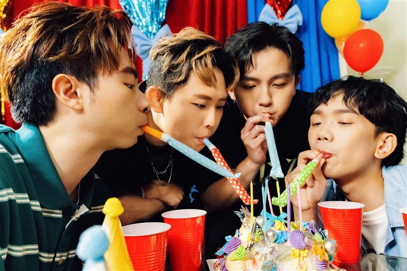 理想混蛋專訪變MV拍攝，全員嚇瘋