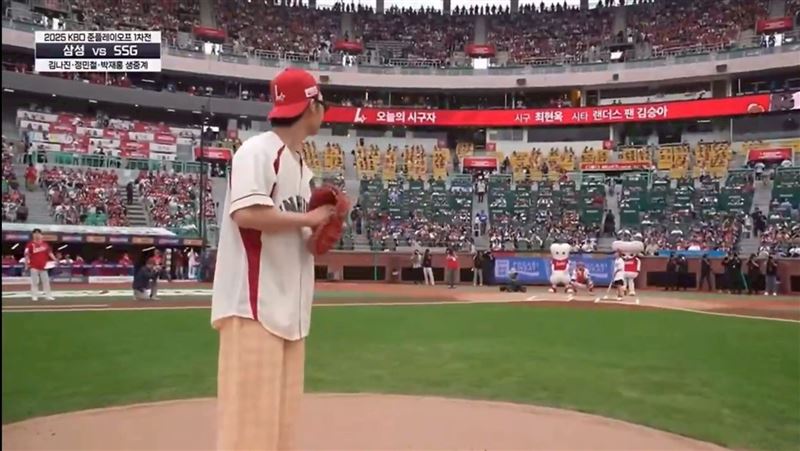 崔顯旭開球現場畫面