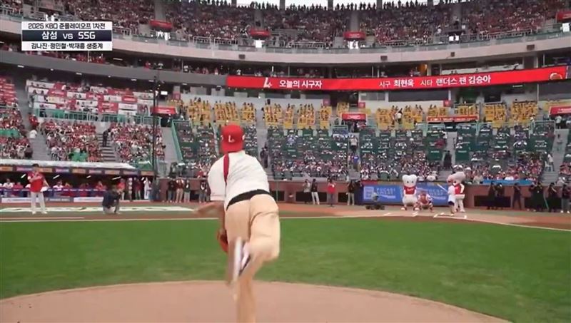 開球畫面,女童未戴頭盔