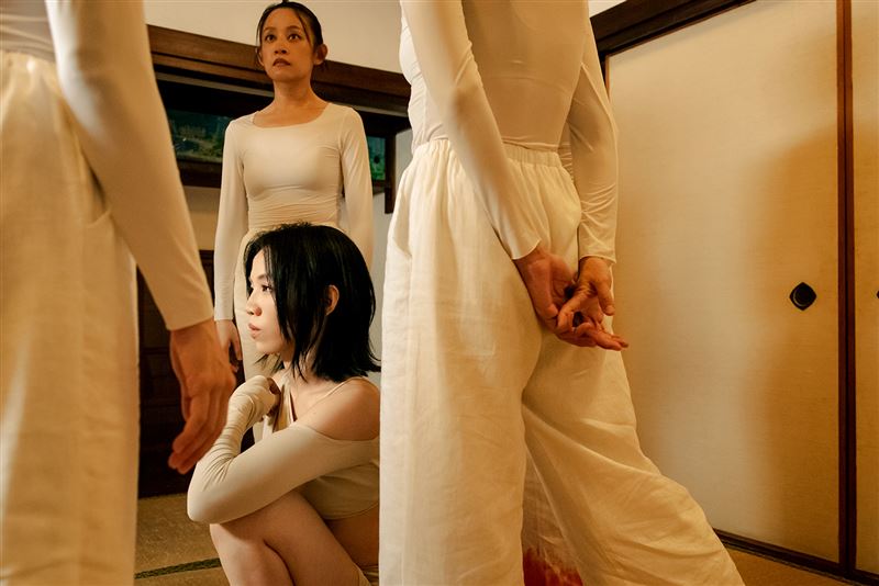 洪佩瑜在录音室录音的照片