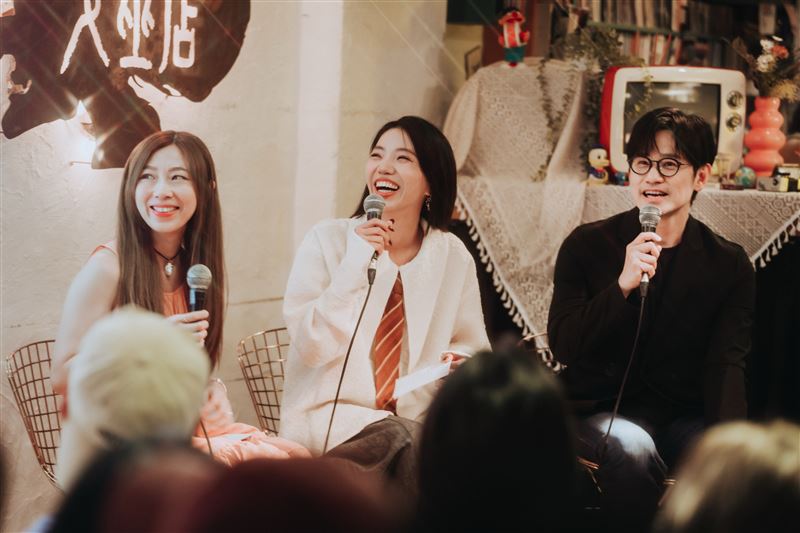 洪佩瑜与制作团队在听歌会现场