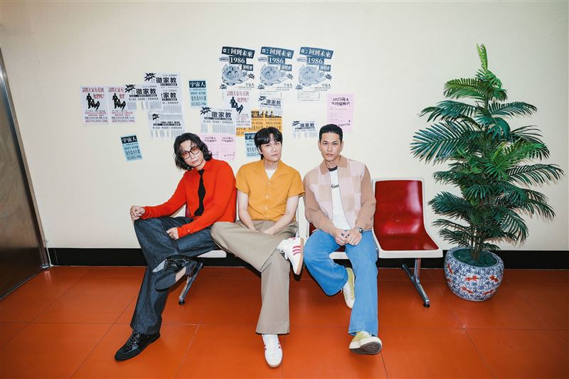 宇宙人隊伍排練照