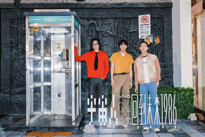 宇宙人復古電話亭合影