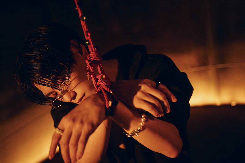 邱宇辰〈CINDER KISS〉MV撩慾登場，自爆迷戀被上銬。