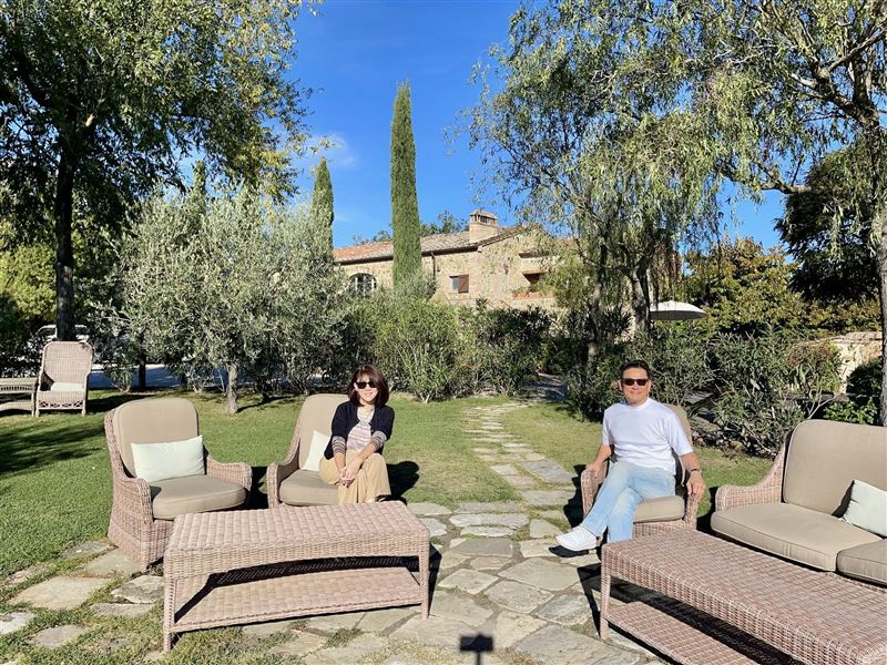 徐乃麟和老婆一起出國遊玩