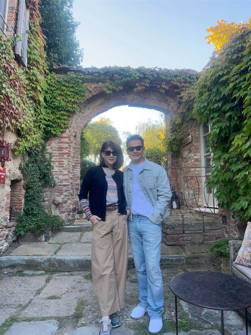 徐乃麟和老婆一起出國遊玩