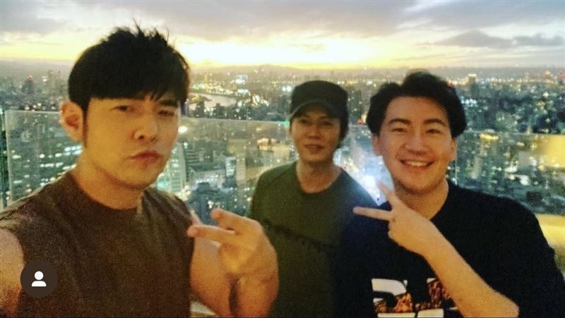 周杰倫與蔡威澤的合影,作為頭條大圖