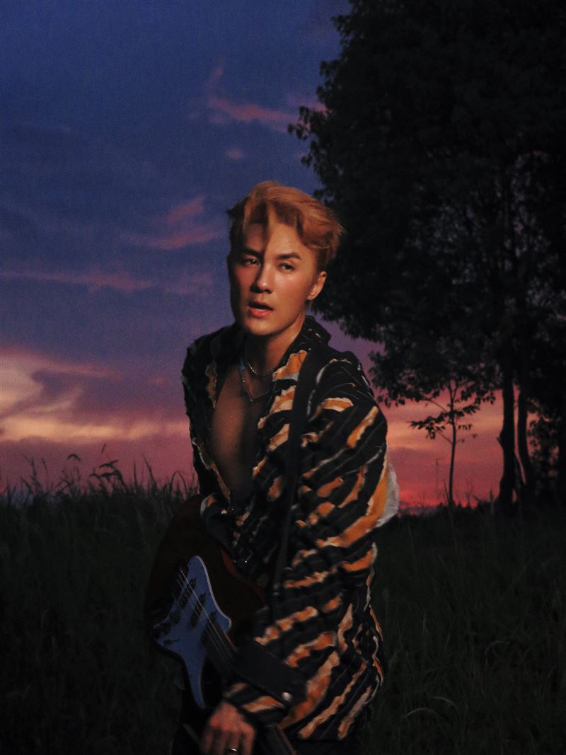 吴克群新歌海报与现场