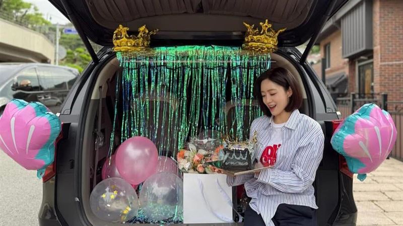 𤨒晶嫁《全知讀者視角》的導演金秉祐（圖／翻攝自𤨒晶IG@eunjung.hahm）