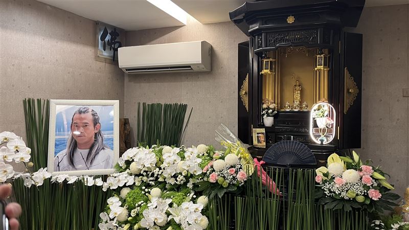 顏正國靈堂照片